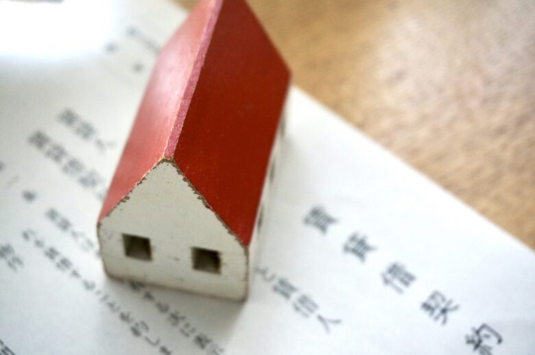 家の模型と賃貸借契約書