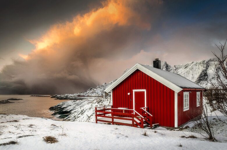 白い屋根と赤い外壁の家