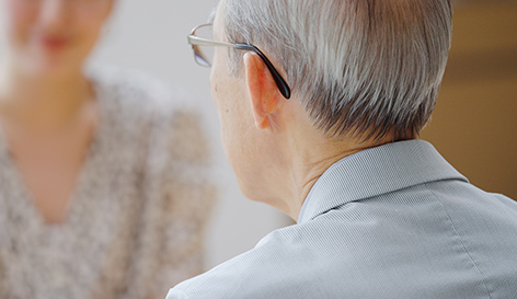 話している男性と女性