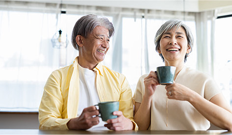 笑いながら話すご夫婦