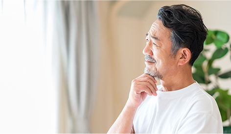 考えている男性