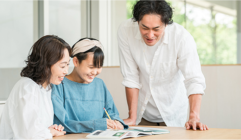 話している家族